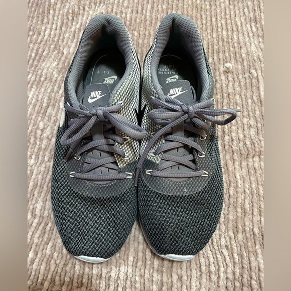 Nike  women size 8.5  still lots of life left in these shoes. - Picture 4 of 5